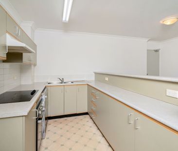 BRIGHT AND SPACIOUS PARK-SIDE LIVING, NOT TO BE MISSED! - Photo 3