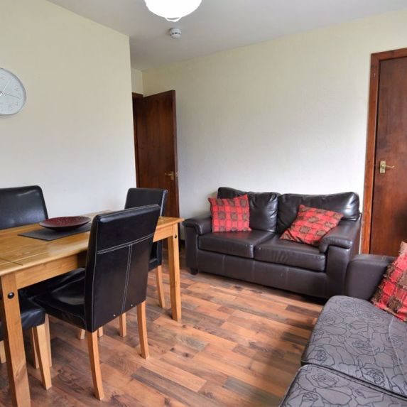 4 bedroom Flat in Grovewood, Leeds - Photo 2