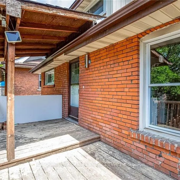 16 Eastbourne Avenue #Upper - Photo 1