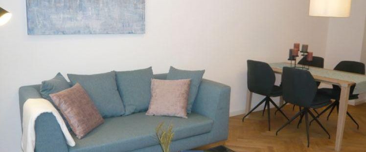 Exklusive, hochwertig möblierte Wohnung mit Blick auf den EZB Turm - Photo 1