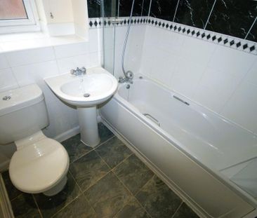 4 bedroom end of terrace house to rent - Photo 2
