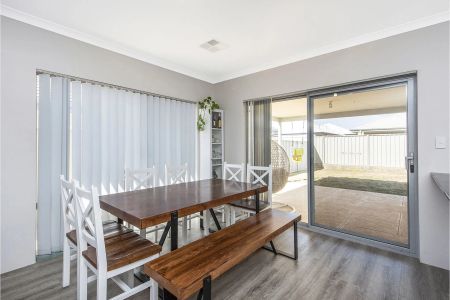 Stylish, Spacious & Seconds from the Sea - With Rear Roller-Door Access - Photo 5