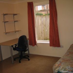 5 bed house close to New College - good bus links to central Durham - Photo 2