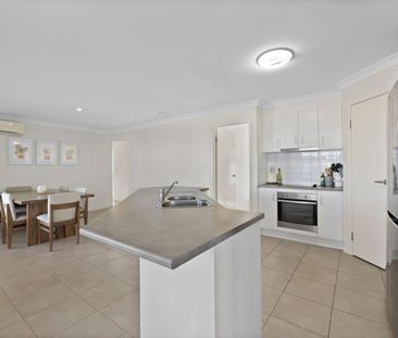 Spacious 4-Bedroom, 2-Living Gem with Solar - Photo 4