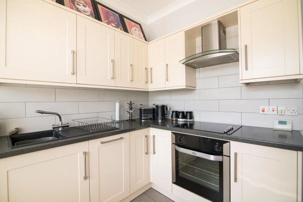 2 bedroom flat in 96 Kew Road - Photo 1