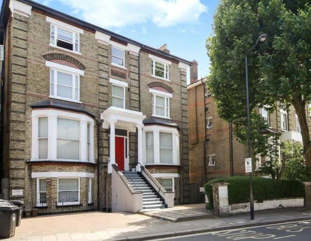 Flat to rent in West End Lane, London, West Hampstead, NW6 - Photo 1