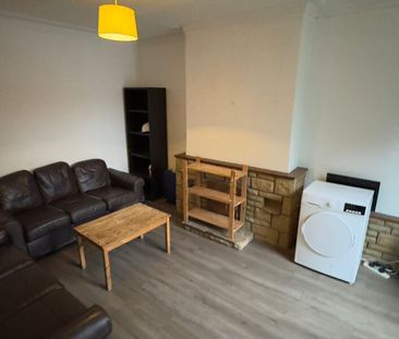 Room 4, Knowle Avenue, Burley, Leeds, LS4 2PQ - Photo 2