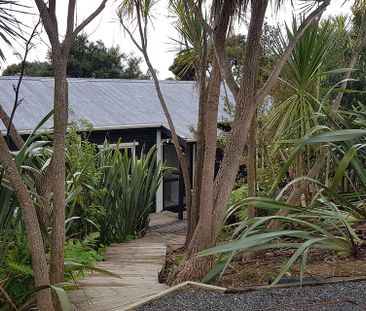 Charming 3BR Home in Serene Paremoremo - Photo 5