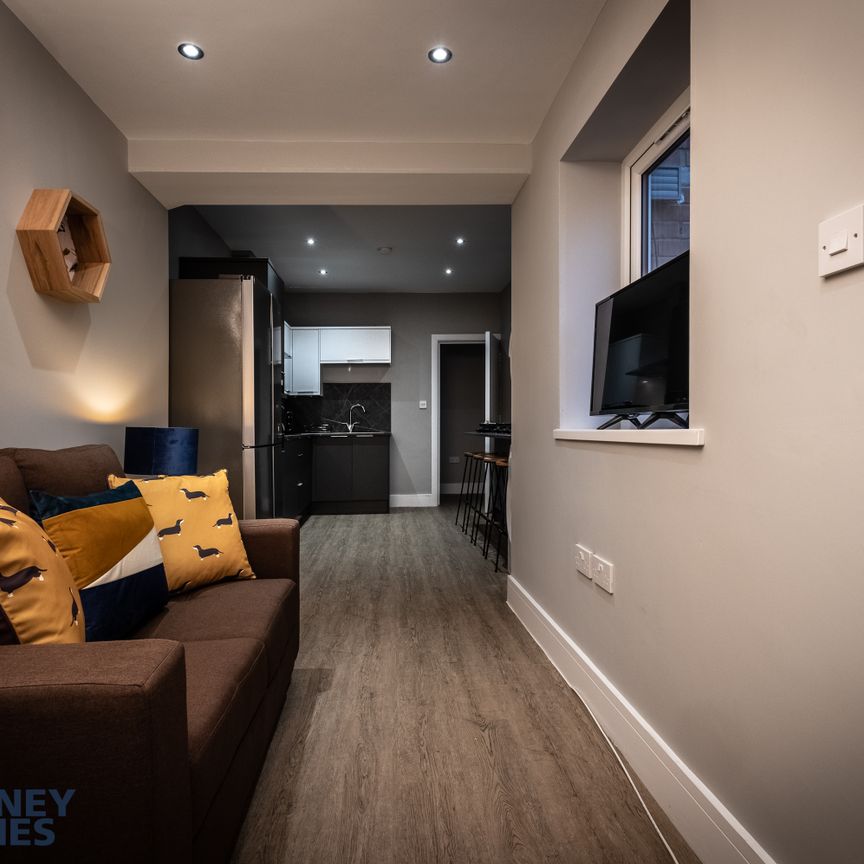 Spout Lane Room 3 - Photo 1