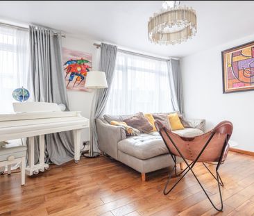 4 Bed Terraced House, Hevelius Close, SE10 - Photo 2