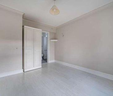 Calcott Park, Yateley, GU46 - Photo 5