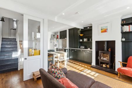 4 bedroom house in London - Photo 4