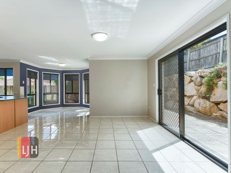 SPACIOUS, EXECUTIVE-STYLE HOME IN BRIDGEMAN DOWNS - Photo 2