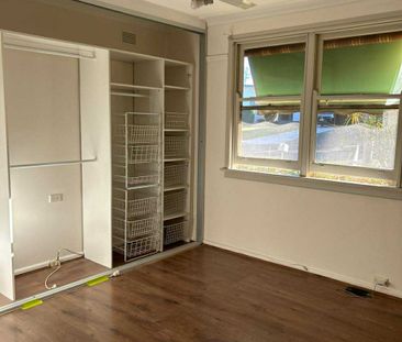 2 Bedroom House | Freshly Renovated | Convenient Location - Photo 4