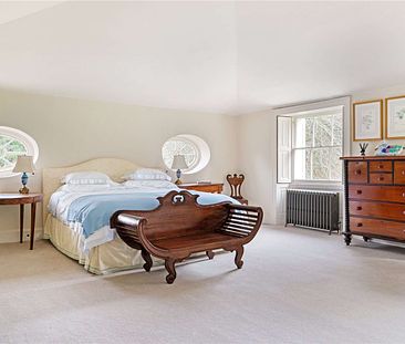 An exceptionally elegant Georgian town house situated in the heart of Wilton. - Photo 4