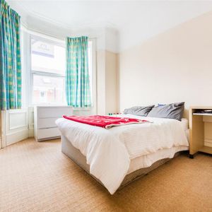 3 bedroom maisonette to rent - Photo 2