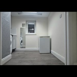 Studio Flat, Beverley Gardens, NW11 - Photo 2