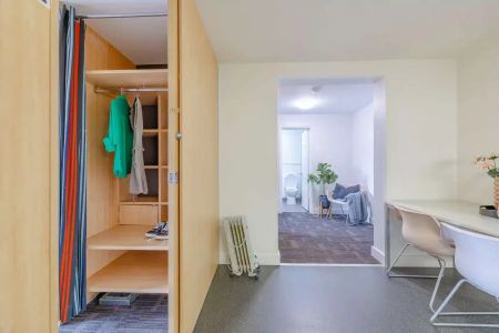 3 Bedroom Apartment Large - Photo 2
