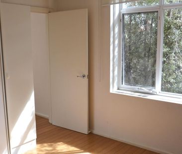 Light-Filled Apartment in Sought-After Clifton Hill - Photo 5