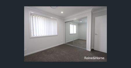 Family Home in Kelso- Available 4/3/26 !!! - Photo 5