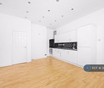 3 bedroom flat to rent - Photo 6