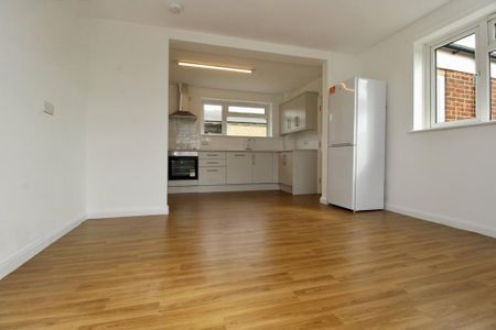 3 bedroom detached house to rent - Photo 3