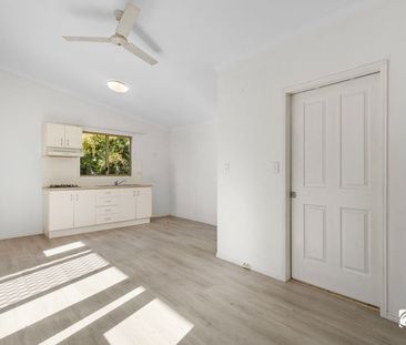 Charming Artistic Cottage Retreat in the Heart of Uki - Photo 3