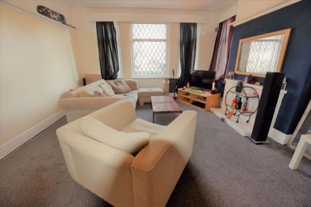 2 bedroom Flat in Sefton Court, Leeds - Photo 4