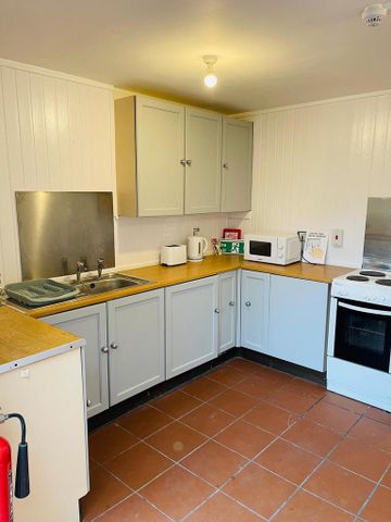 1 bedroom in a house share to rent - Photo 4