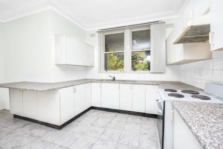 Low Maintenance Family Home - Photo 3