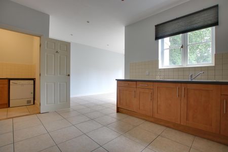 Bassett, Southampton - Photo 2