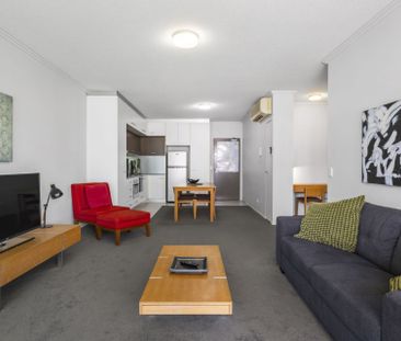 Elegant Riverside Living in the Heart of Kangaroo Point - Photo 3