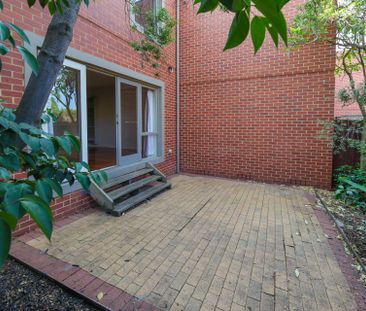 Spacious two-bedroom townhouse - Photo 1
