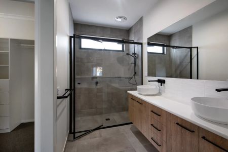 Stylish and Modern Family Home in Kennington - Photo 4