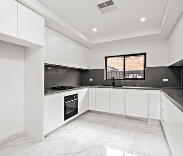 Luxurious Family Living in an Unbeatable Location - Photo 2