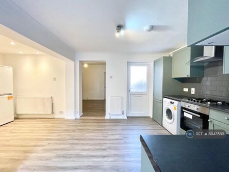 4 bedroom semi-detached house to rent - Photo 5