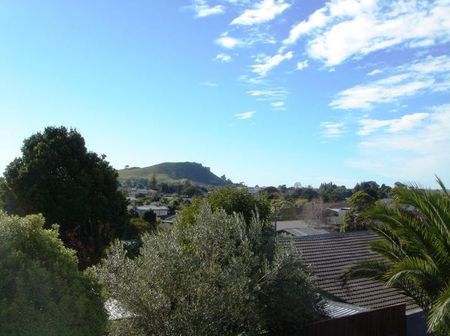 ELLERSLIE - 3 Bedroom House in a good location - Photo 3