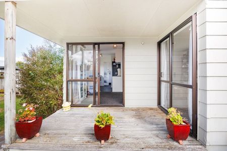 Tidy 2 bedroom home fully fenced - Photo 4
