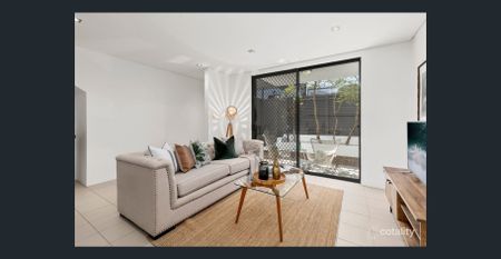 Spacious one bedroom apartment with private courtyard and private lawn - Photo 3