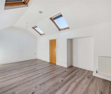 A well presented one bedroom apartment with open plan living, ideal... - Photo 6