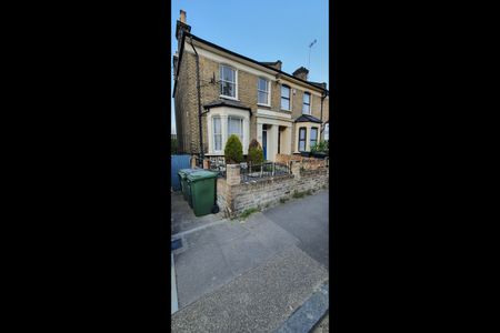 Room in a Shared Flat, London, SE8 - Photo 4