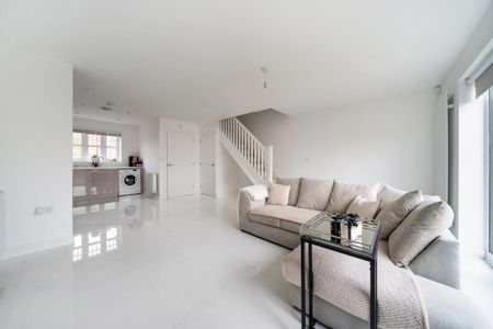 3 bedroom House To Let - Photo 2