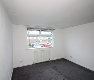 3 Bedroom Mid Terraced House - Photo 2
