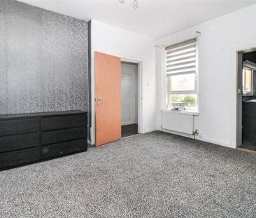 3 bedroom flat to rent - Photo 5