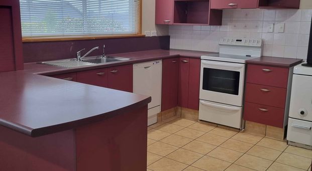 Large 130m2 Two Bedroom Brick Home - Photo 1