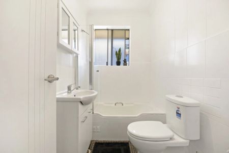 Tastefully Updated 2-Bedroom Apartment moments from Parramatta CBD! - Photo 5