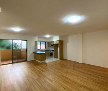 Renovated 3 bedrooms, double storeys apartment - Photo 2