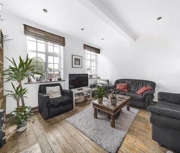 3 Bed Flat, Bolton Crescent, SE5 - Photo 2