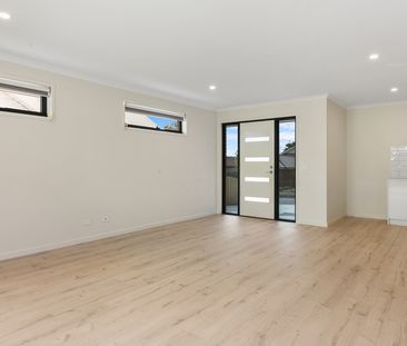 Spacious Modern Villa, Great Location - Photo 1