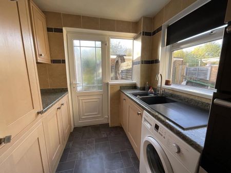 3 bedroom semi-detached house to rent - Photo 4